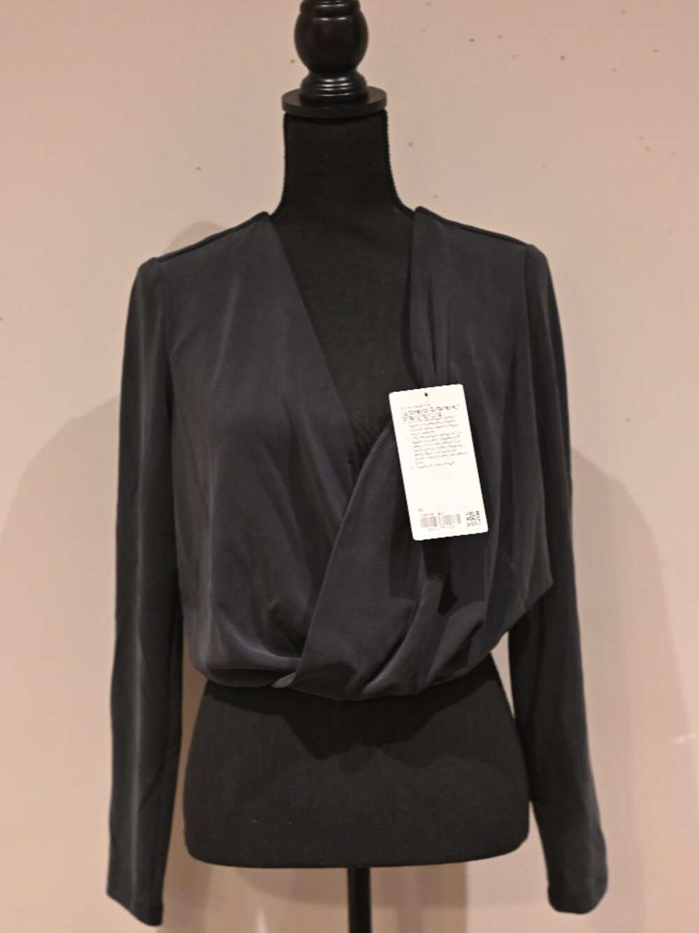 Lulu's NWT Black Long Sleeve Surplice Crop Top Medium